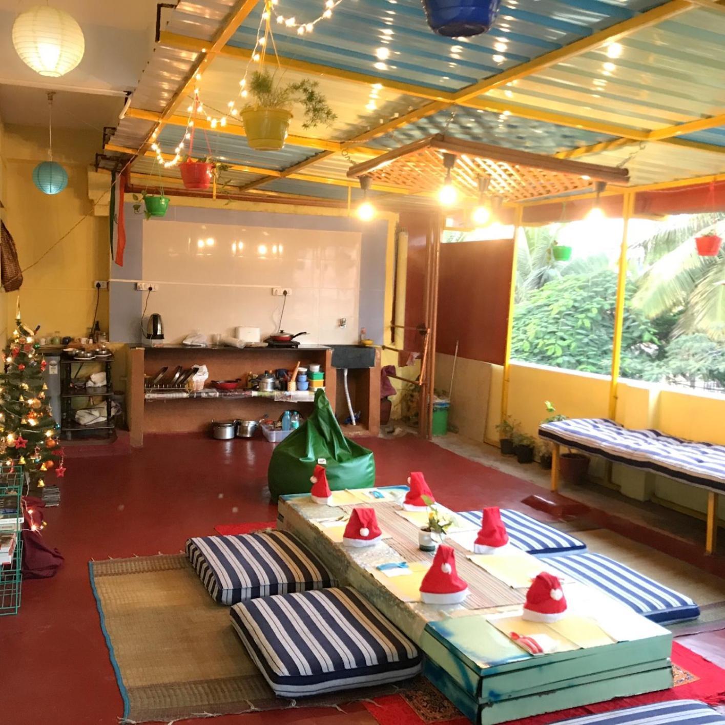 The Little Blue Window Hostel Bangalore Extérieur photo