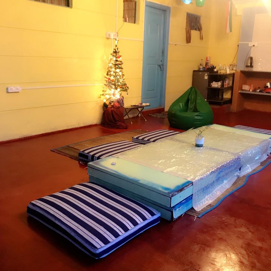 The Little Blue Window Hostel Bangalore Extérieur photo