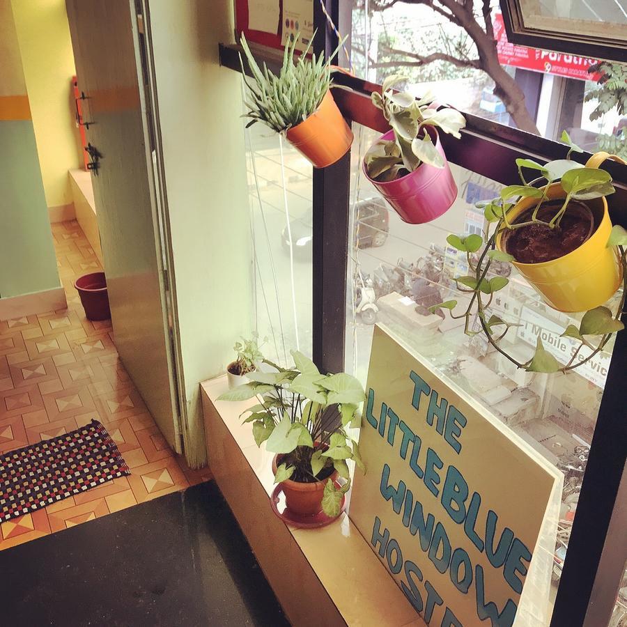 The Little Blue Window Hostel Bangalore Extérieur photo