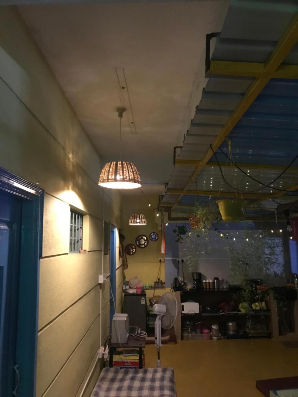 The Little Blue Window Hostel Bangalore Extérieur photo