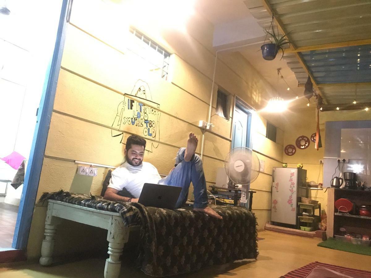 The Little Blue Window Hostel Bangalore Extérieur photo