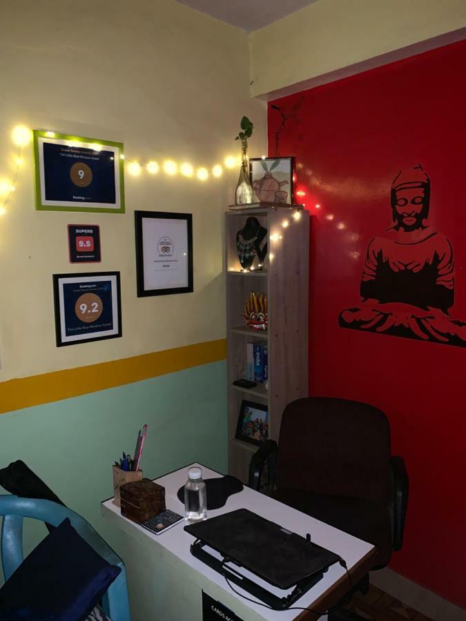 The Little Blue Window Hostel Bangalore Extérieur photo