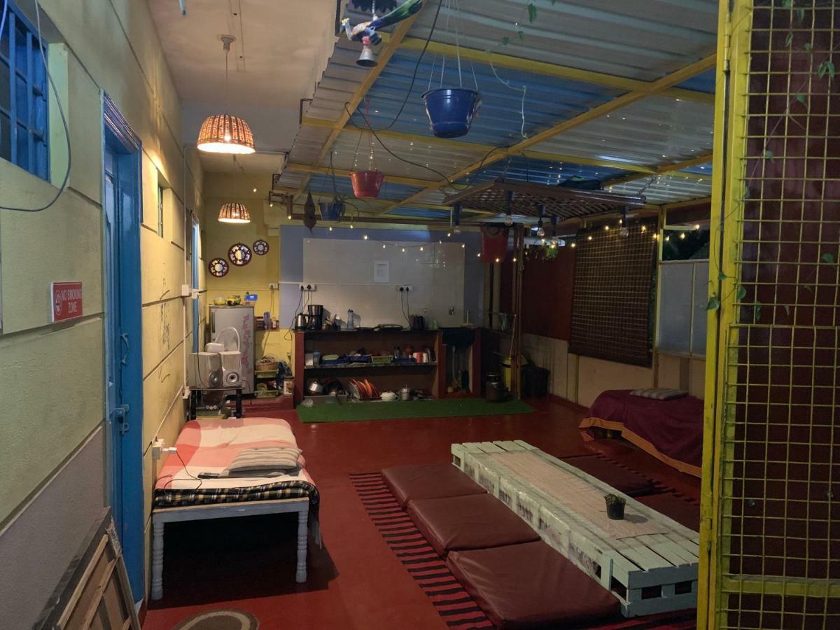 The Little Blue Window Hostel Bangalore Extérieur photo